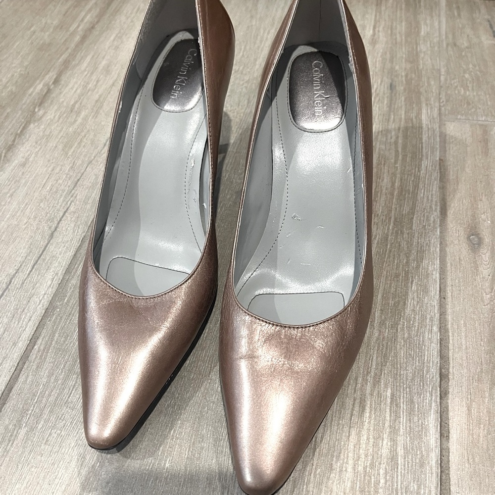 Like new Calvin Klein Dolly pumps in bronze 8